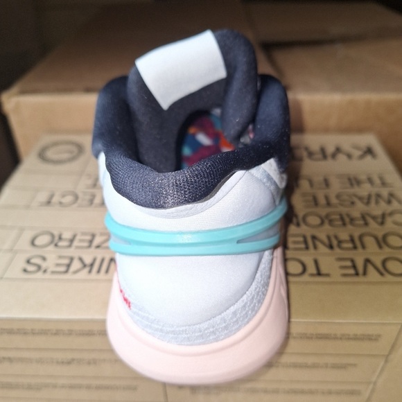 Nike Kyrie GO (GS) photon dust. New with box Size 4.5 - Picture 4 of 9